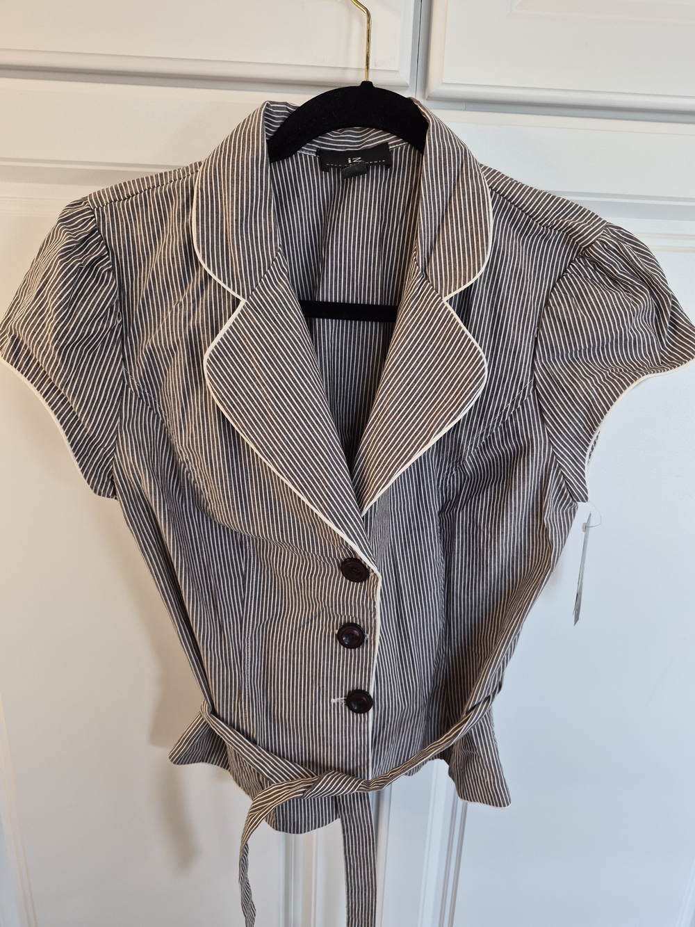 Iz Byer NWT Grey & White Pinstripe Short-Sleeve Button-Front Blouse Large